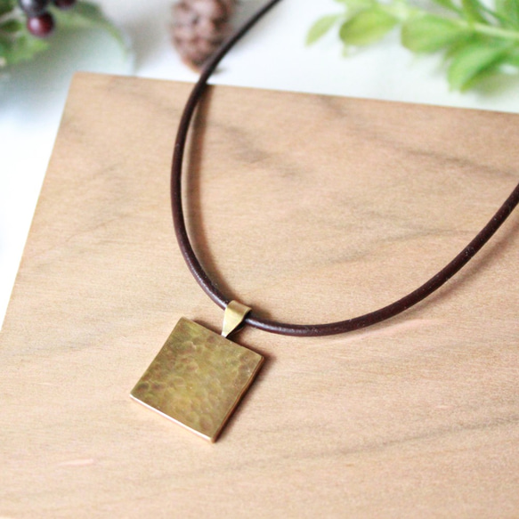 四角い真鍮の革ひもメンズネックレス～鎚目のいぶし仕上げ～ 2枚目の画像
