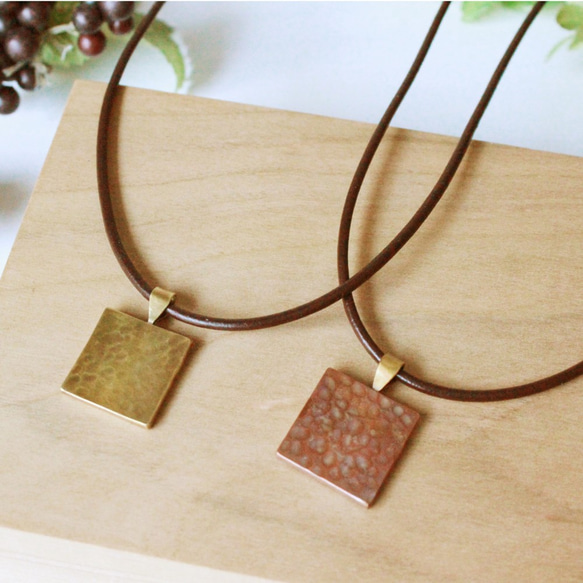 四角い真鍮の革ひもメンズネックレス～鎚目のいぶし仕上げ～ 3枚目の画像