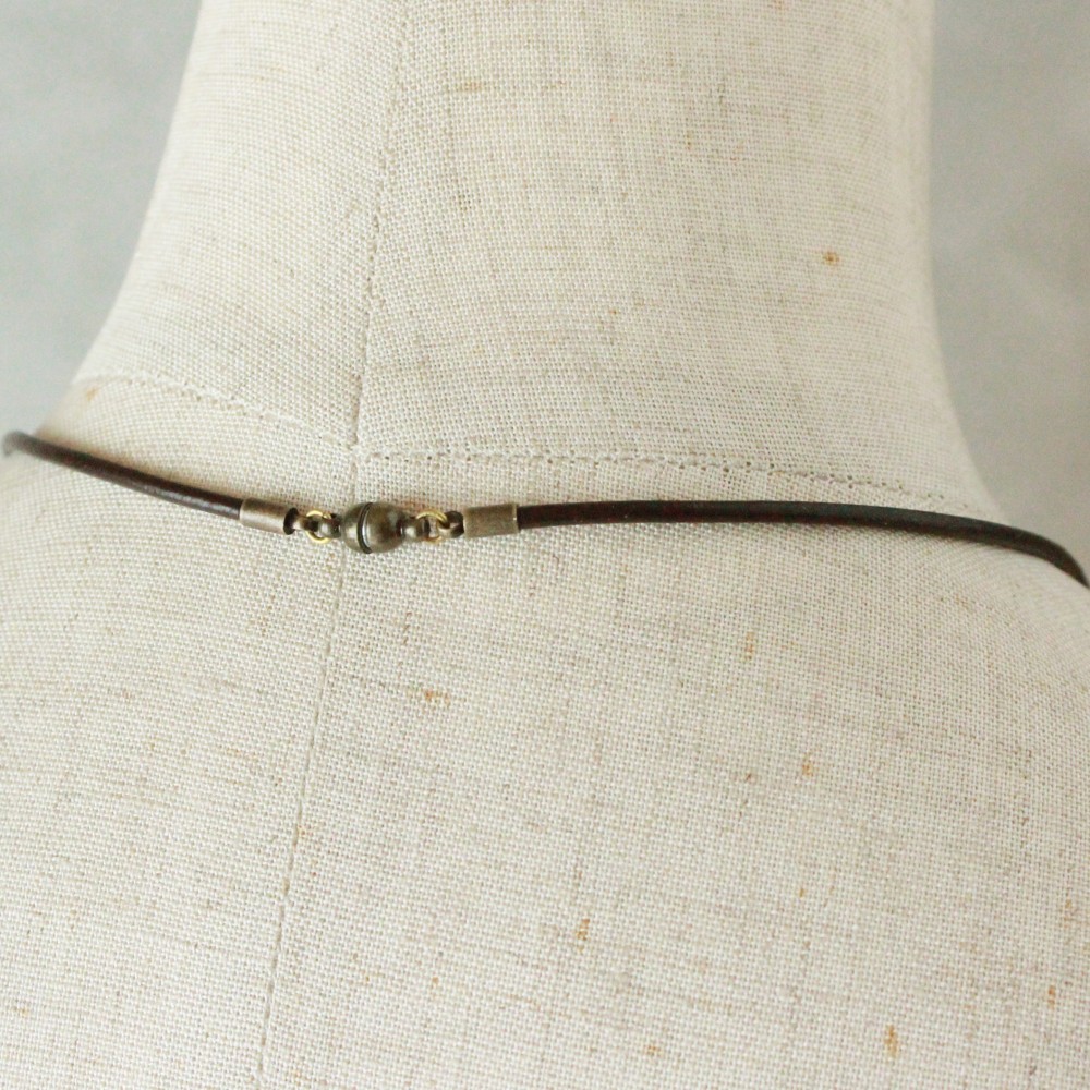 四角い真鍮の革ひもメンズネックレス～鎚目のいぶし仕上げ～