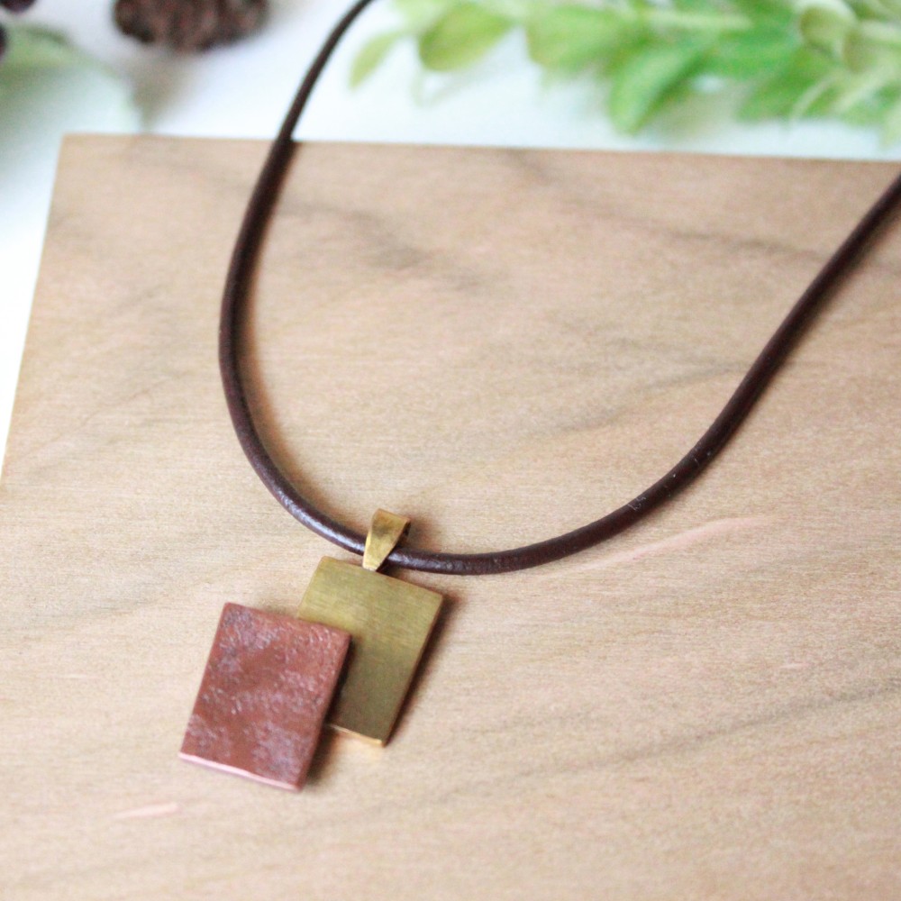真鍮と銅を重ねた革ひもメンズネックレス～梨地のいぶし仕上げ～
