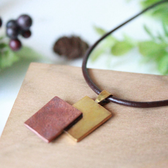 真鍮と銅を重ねた革ひもメンズネックレス～梨地のいぶし仕上げ～ 2枚目の画像