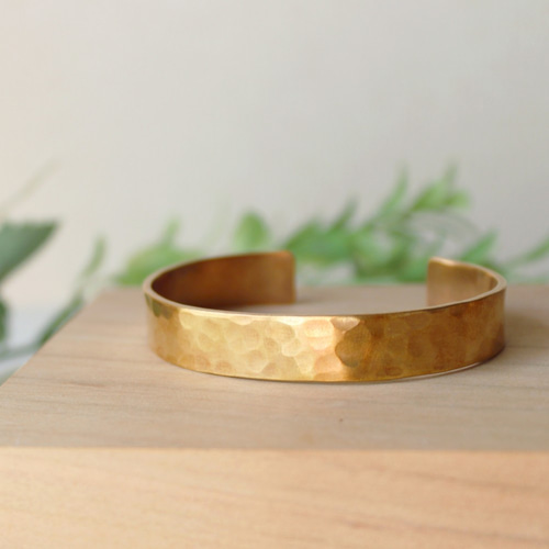 真鍮の平打ちメンズバングル～鎚目のいぶし仕上げ～ ブレスレット