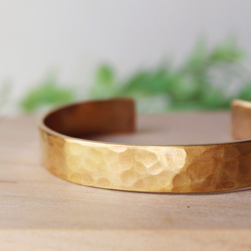 真鍮の平打ちメンズバングル～鎚目のいぶし仕上げ～ ブレスレット