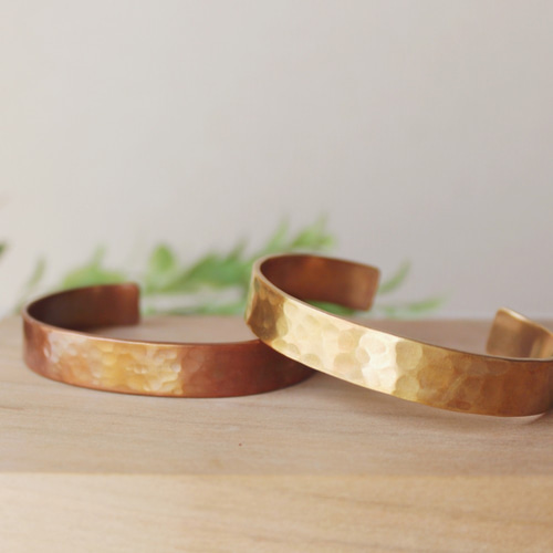 真鍮の平打ちメンズバングル～鎚目のいぶし仕上げ～ ブレスレット