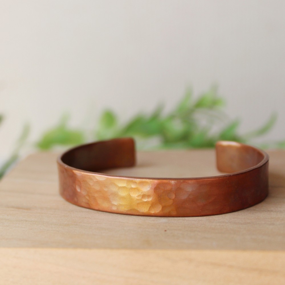 銅の平打ちメンズバングル～鎚目のいぶし仕上げ～