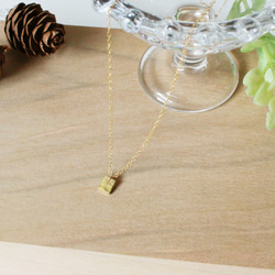 真鍮の小さな四角のK14GFチェーンのネックレス～鎚目のいぶし仕上げ～ 1枚目の画像