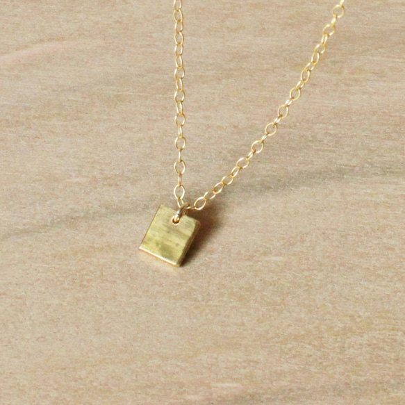 真鍮の小さな四角のK14GFチェーンのネックレス～鎚目のいぶし仕上げ～ 2枚目の画像