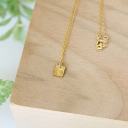 真鍮の小さな四角のK14GFチェーンのネックレス～鎚目のいぶし仕上げ～ 3枚目の画像