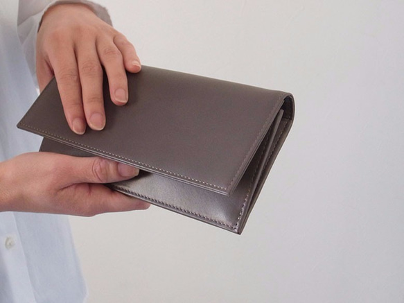 「スリムでシック」な長財布 - Long Wallet - グレー ： カレン クオイル 7枚目の画像