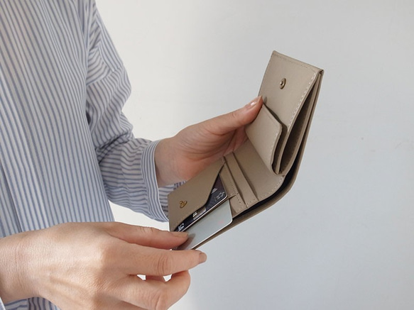 上質イタリアンレザー「小銭が取り出しやすい！ 」 Short Wallet - サンドベージュ 8枚目の画像