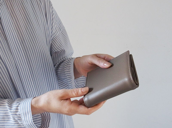 上質イタリアンレザー「小銭が取り出しやすい！」- Short Wallet - トープ トープ ～～～～ 素材 サンドベージュ ブラック