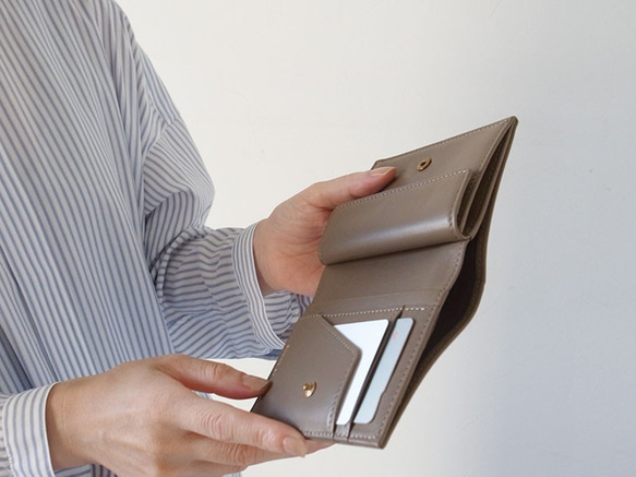 上質イタリアンレザー「小銭が取り出しやすい！」- Short Wallet - トープ トープ ～～～～ 素材 サンドベージュ ブラック