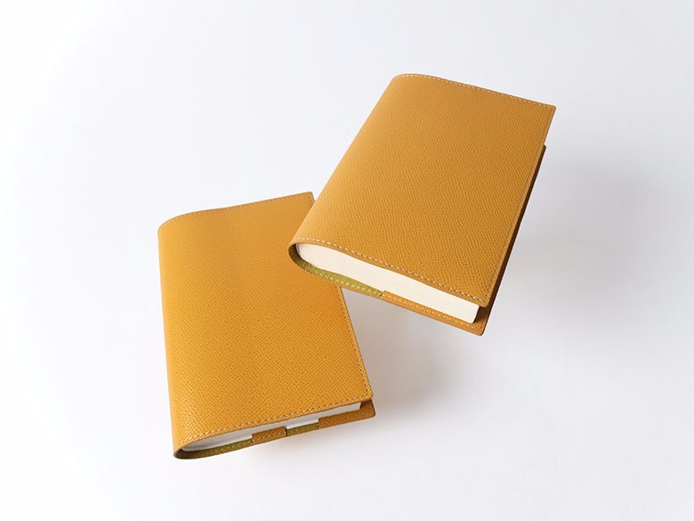 - 文庫本 - ドイツ製牛革のブックカバー - イエロー - ：カレンクオイル