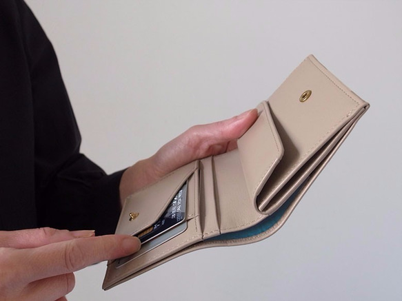 小銭が取り出しやすい！軽くてコンパクトな財布 - Short Wallet - ベージュ 4枚目の画像