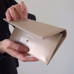 「スリムでシック」な長財布 - Long Wallet - ベージュ： カレン クオイル 2枚目の画像