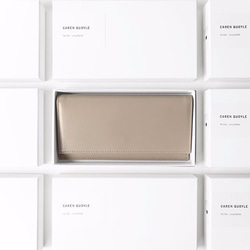 「スリムでシック」な長財布 - Long Wallet - ベージュ： カレン クオイル 8枚目の画像