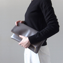 （再販）大人の装いに - クラッチバッグ - グレー -：カレン クオイル 2枚目の画像