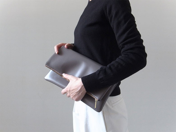 （再販）大人の装いに - クラッチバッグ - グレー -：カレン クオイル 2枚目の画像