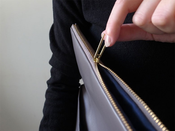 （再販）大人の装いに - クラッチバッグ - グレー -：カレン クオイル 4枚目の画像