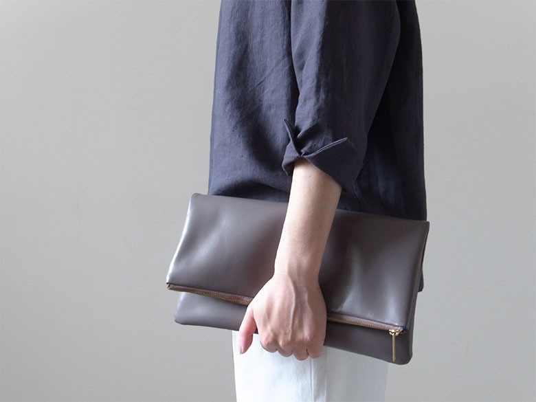 （再販）大人の装いに - クラッチバッグ - グレー -：カレン クオイル