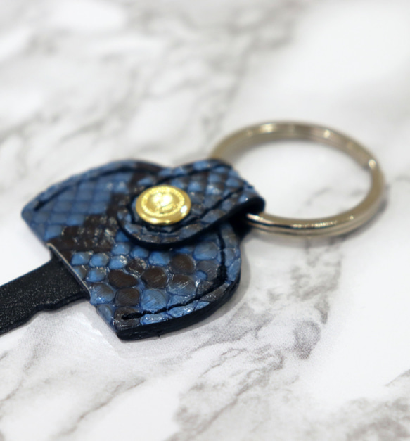 [小巧可愛的鑰匙套]寬型蟒蛇藍，可以容納比普通鑰匙尺寸更寬更高的物品 第4張的照片