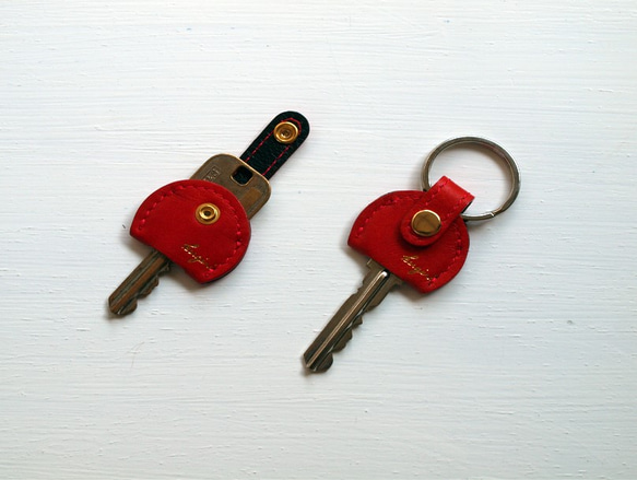 【小巧可愛的鍵套】圓形牛皮紅，可以裝比普通鍵高的東西 第1張的照片
