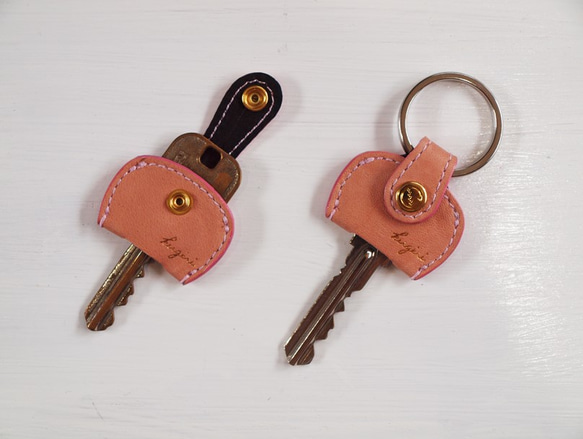 【小巧可愛的鍵套】寬型，可以容納比普通鑰匙尺寸更寬更高的物品，牛皮粉紅色 第1張的照片