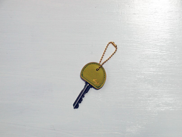 【ちっちゃくてかわいいキノコ型キーカバー】通常の鍵サイズ、丸い鍵が入る　マッシュルームライン　牛革　黄緑 1枚目の画像