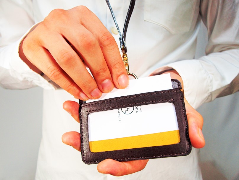 【IDケース100％カードや通行証を落下しない実用性アイテム】定期入れ　回数券入れ経年変化を楽しめるオイルレザーブラウン