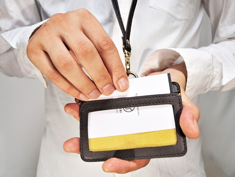 【IDケース100％カードや通行証を落下しない実用性アイテム】定期入れ　回数券入れ経年変化を楽しめるオイルレザーネイビー