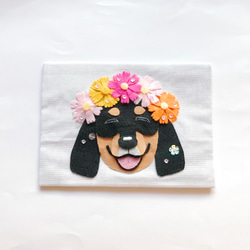 【スマイルわんこ】ダックススマイルフェルトパネル（コスモス花冠）犬・フォトフレーム・刺繍 2枚目の画像