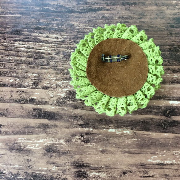 紫の小花の刺繍ブローチ 2枚目の画像