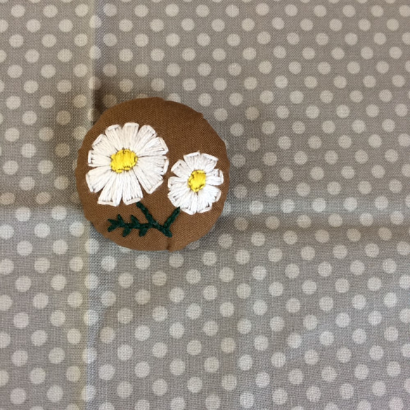 白いお花の刺繍ブローチ 1枚目の画像