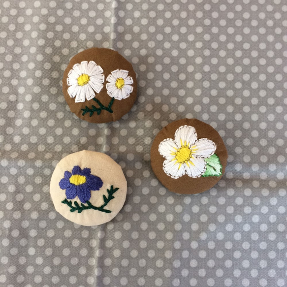 白いお花の刺繍ブローチ 3枚目の画像