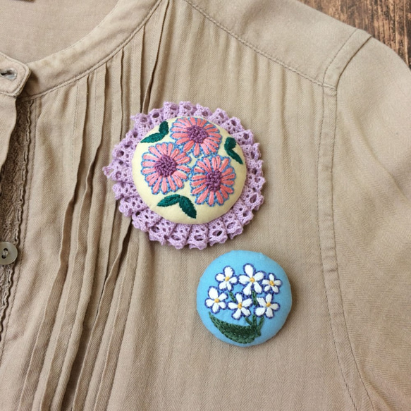 ピンクの花模様の刺繍ブローチ 1枚目の画像