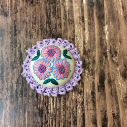 ピンクの花模様の刺繍ブローチ 3枚目の画像