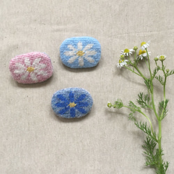 マーガレットの刺繍ブローチ（水色） 2枚目の画像