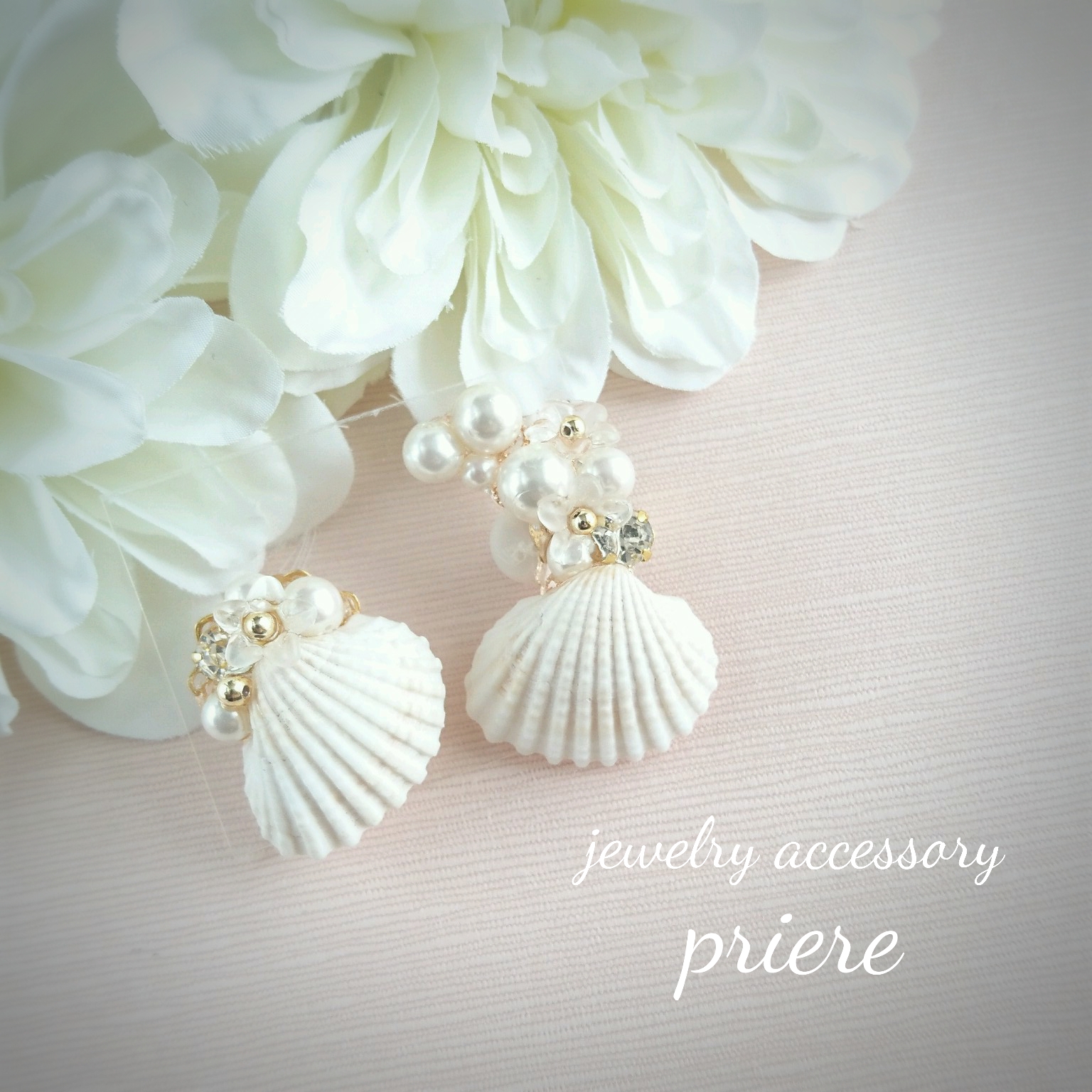 ハンドメイド お花とカラフルビジュー ♡ ピアス風 ビジュー イヤーカフ ♡ ハンドメイド お花とカラフルビジュー ♡ ピアス風 ビジュー