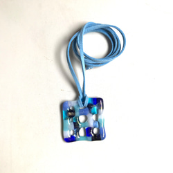 送料無料 カラフルなガラスペンダント-青 ヒモ２本付き 4枚目の画像