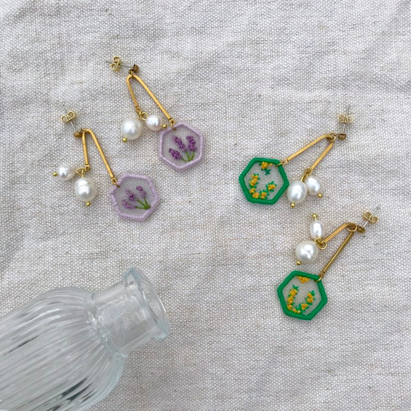 ハンドメイド刺繍 // ラベンダー花窓パールカーブピアス // クリップ式に変更可能 4枚目の画像