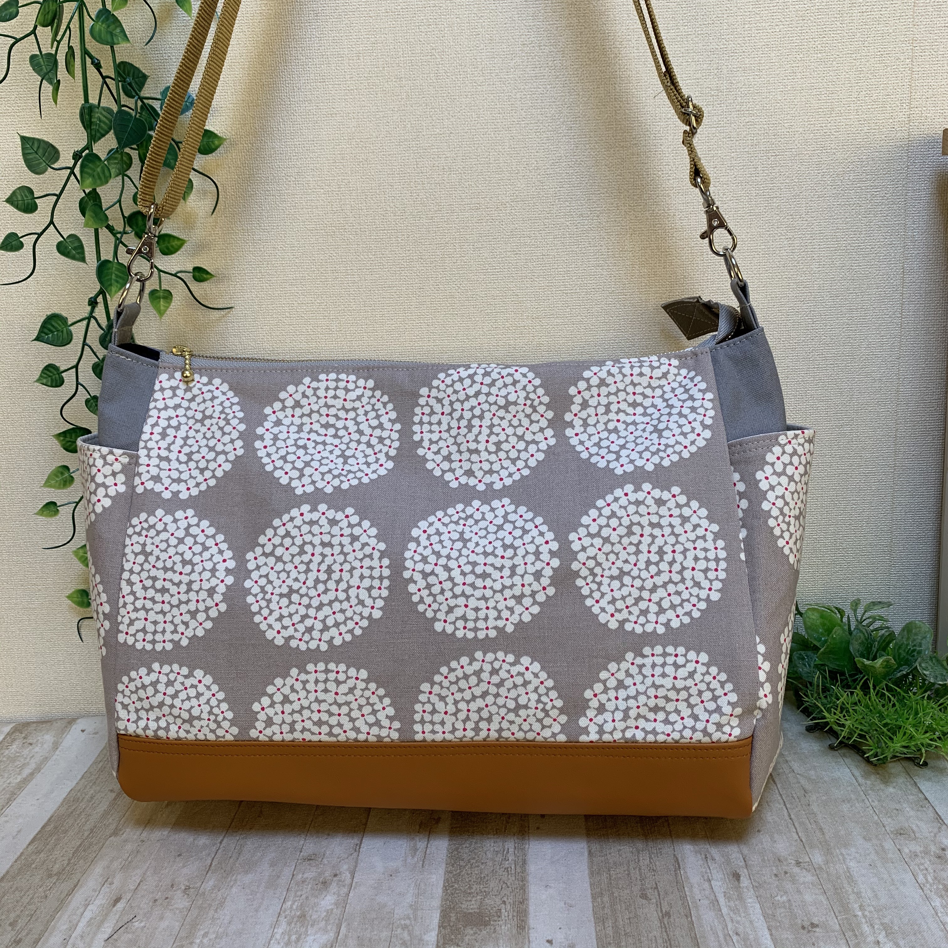 サイドポケットが便利な ショルダーバッグ 2way 長さ調節可能 ポケット6室　紫陽花柄全11色　×合皮レザー