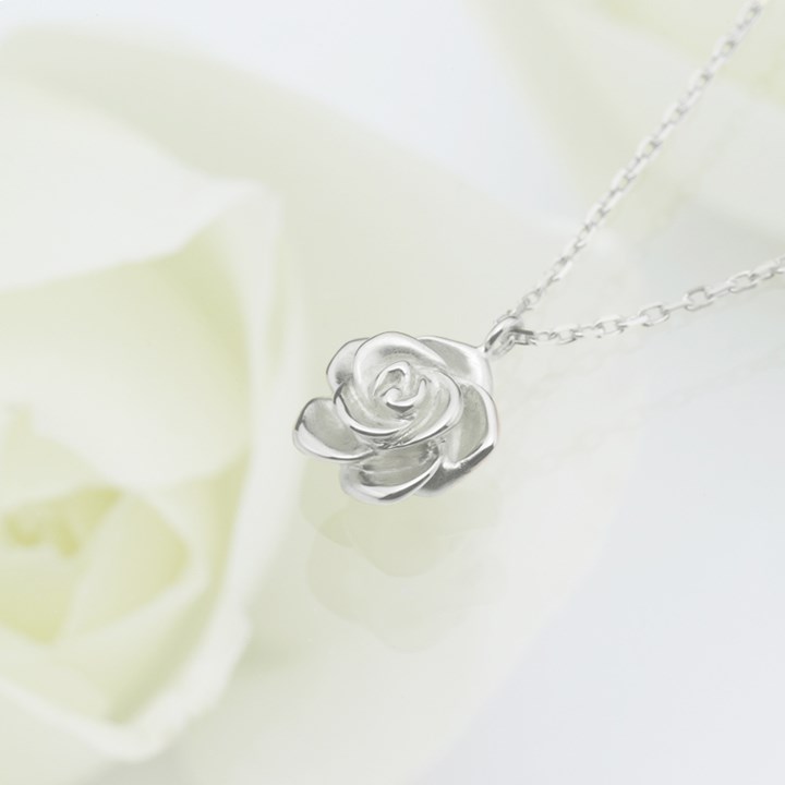 可愛らしいバラのK18WGペンダント < Queen Rose【クインローズ】>