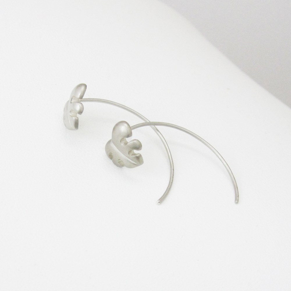 シンプルなモンステラのSV925シルバーピアス < Monstera【 モンステラ 】>