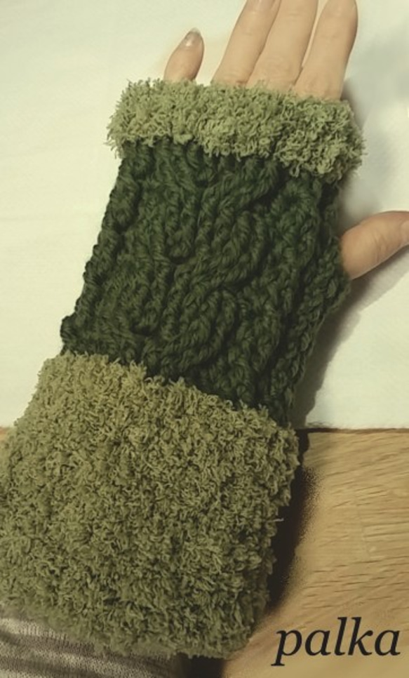 鮮やか森の緑と新緑　プードルファーつき　模様編みハンドウォーマー 2枚目の画像