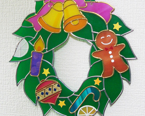 ✴︎:.。光の魔法を纏うステンドグラスのクリスマスリース ✴︎:.｡光の