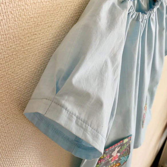 ◎シャンブレーふんわり袖の半袖スモック◎うさぎのお庭ポケット◎夏用スモックパステルブルー水色 女の子 通園 3枚目の画像