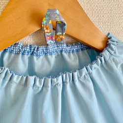 ◎シャンブレーふんわり袖の半袖スモック◎うさぎのお庭ポケット◎夏用スモックパステルブルー水色 女の子 通園 4枚目の画像
