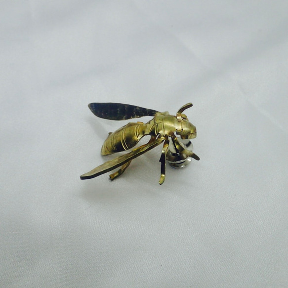 スズメバチのピンバッチ 2枚目の画像
