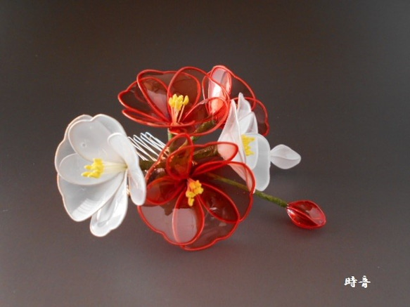 山茶花（紅色和白色）梳子·Kanzashi 第1張的照片