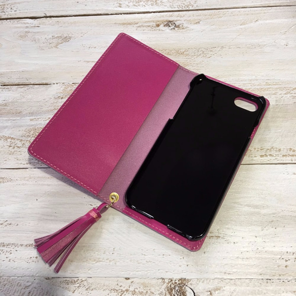 iphone 5/5s　春を先取りしたような鮮やかなピンク色　本革スマホケース　タッセル 4枚目の画像